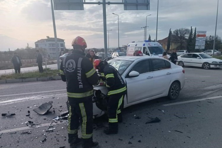 Denizli'de iki otomobil &ccedil;arpıştı!