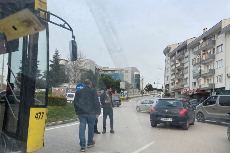 Bursa'da otobüs otomobile çarptı! Otomobil sürücüsü kaçtı