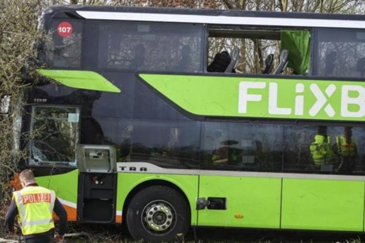 Almanya'da otob&uuml;s devrildi! 5 &ouml;l&uuml;, 20'den fazla yaralı var