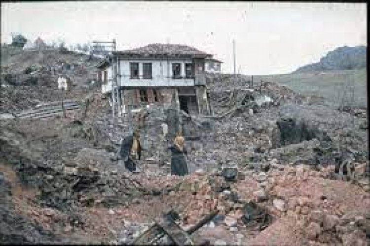 Tarihte bugün: Gediz depremi! Evlerin 4'te 3'ü yıkıldı