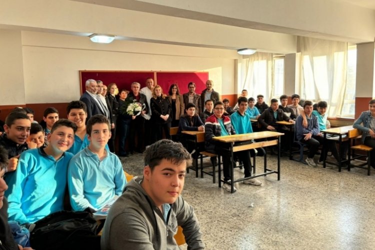 Artvinli eski öğrencilerinden Ahmet Hoca'yı duygulandıran sürpriz