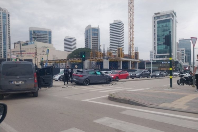 Bursa'da korkutan kaza! Otomobil ile hafif ticari araç çarpıştı