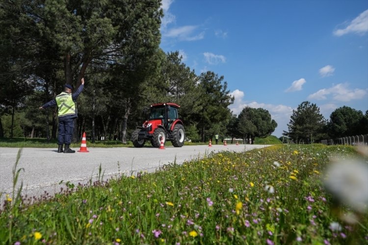 Bursa'da jandarma personeli tarım araçlarının güvenli kullanımını öğreniyor