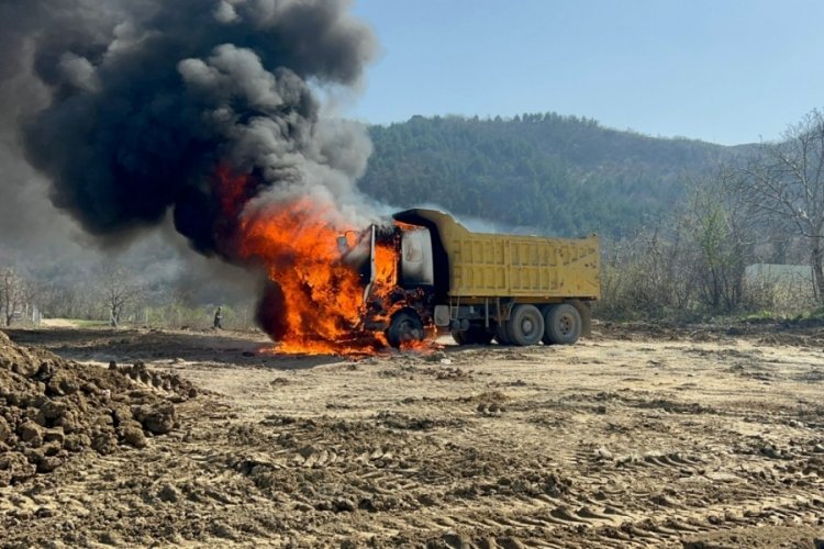 Bursa'da toprak taşıyan kamyon alev alev yandı