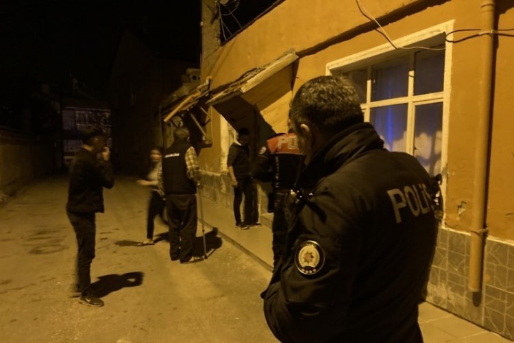 Burdur'da bir genç üvey babasını bıçakla yaraladı