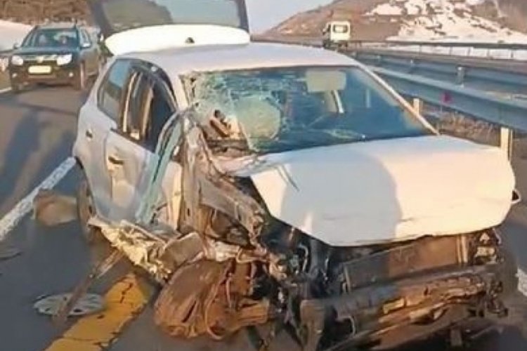 Ardahan'da at arabasıyla otomobil &ccedil;arpıştı: 3 yaralı