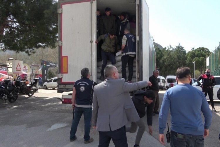 Amasya'da 40 ka&ccedil;ak g&ouml;&ccedil;men taşıyan tırın s&uuml;r&uuml;c&uuml;s&uuml; tutuklandı