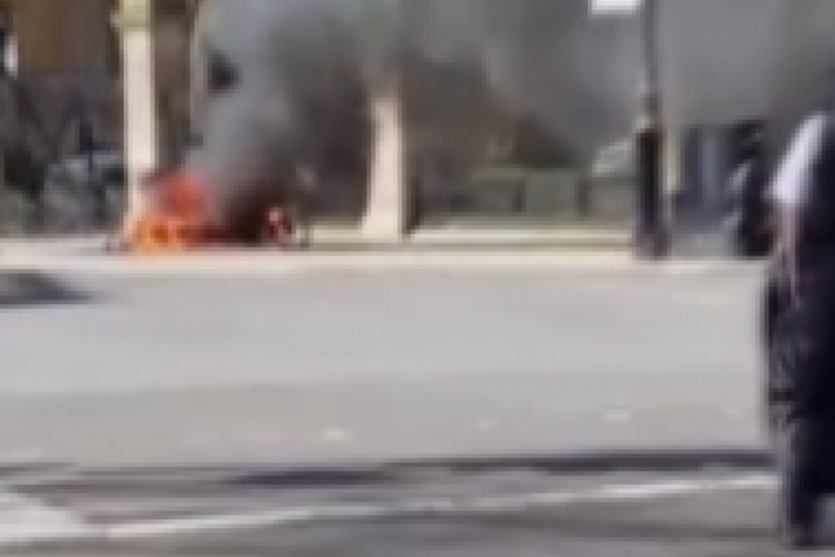 Buckingham Sarayı'nın &ouml;n&uuml;nde elektrikli bisiklet bomba gibi patladı