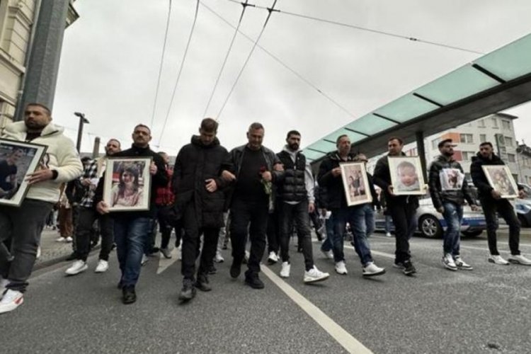 Y&uuml;zlerce kişi Solingen'de hayatını kaybeden aile i&ccedil;in y&uuml;r&uuml;d&uuml;!