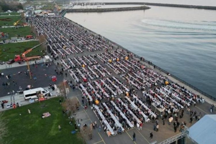 Tekirdağ'da 10 bin kişinin katıldığı iftar havadan g&ouml;r&uuml;nt&uuml;lendi