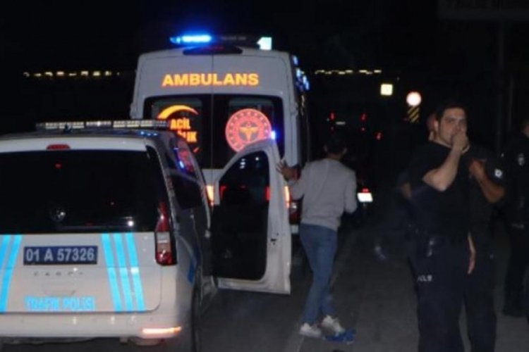 Adana'da yolun karşısına ge&ccedil;mek isterken motosiklet &ccedil;arptı!