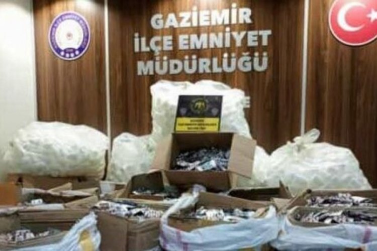 İzmir'de durdurulan otomobilde 126 bin adet sentetik ecza ele ge&ccedil;irildi