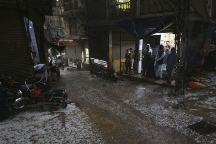 Pakistan'da şiddetli yağışlar nedeniyle 8 kişi &ouml;ld&uuml;, 12 kişi yaralandı