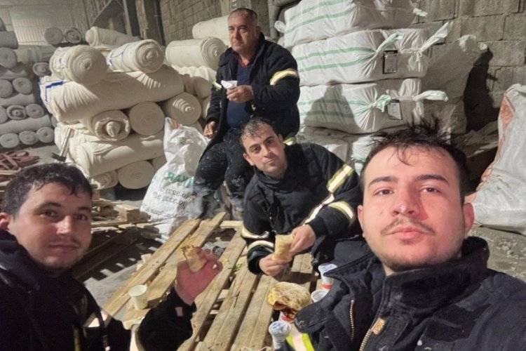 Kahramanmaraş'ta iki farklı yangına giden itfaiye ekipleri iftarını olay yerinde yaptı