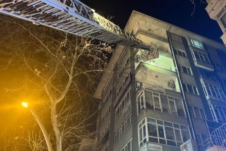 Ankara'da, 9 yıl &ouml;nce faaliyetlerini durduran Anadolu Partisi İl&ccedil;e Başkanlığı'nda yangın