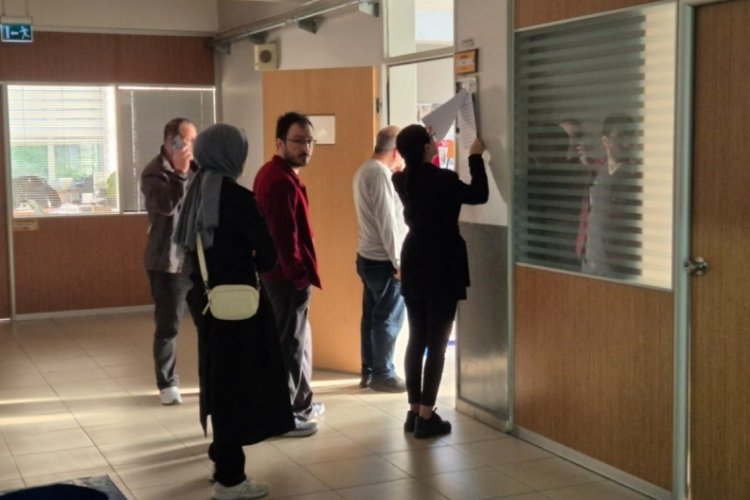 Bursa'da vatandaşlar oylarını kullanıyor