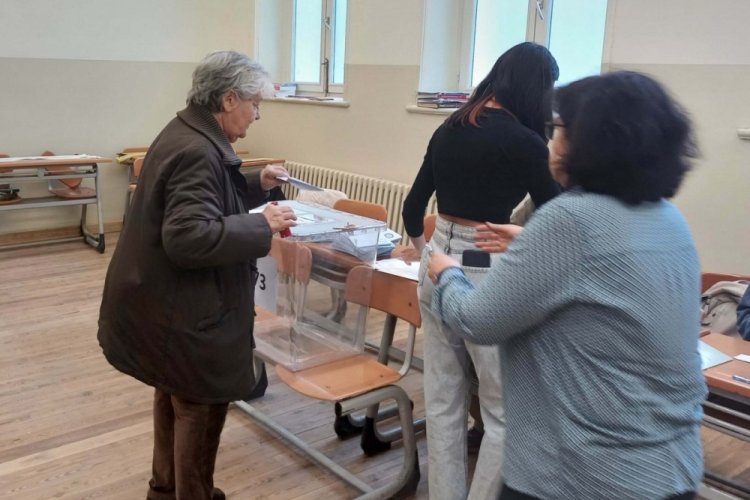 İzmir'de se&ccedil;men sandık başına gitti