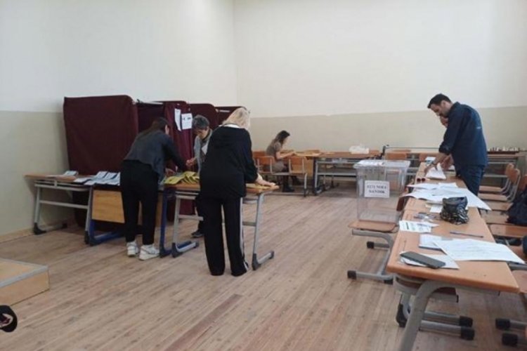 İzmir'de se&ccedil;menler sandık başında