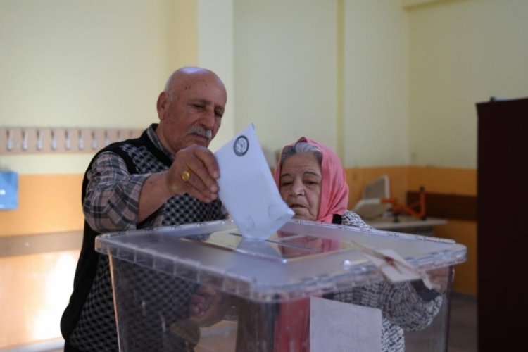 Deprem b&ouml;lgesinde se&ccedil;menler sandık başına gitti