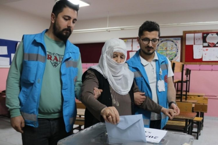 Engelli ve hasta se&ccedil;menler ekiplerin yardımıyla oy kullandı