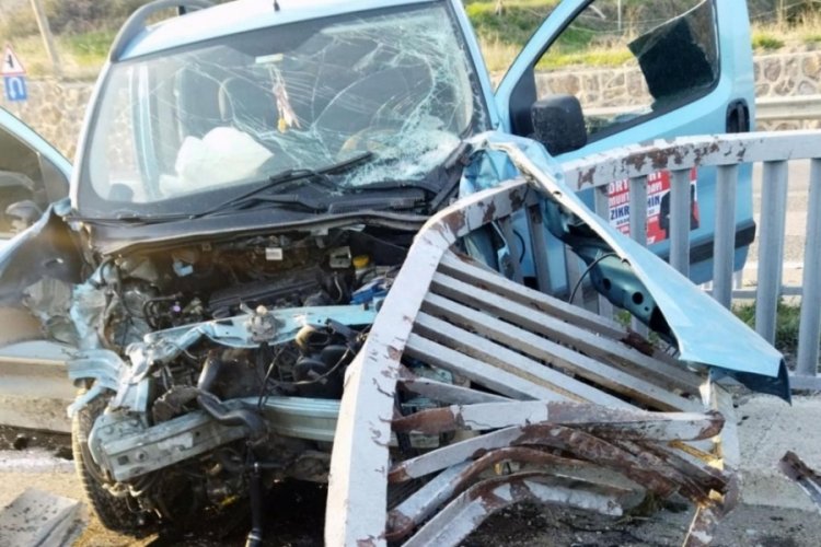 Sivas'ta demir korkuluklara &ccedil;arpan ara&ccedil;taki 2 kişi yaralandı