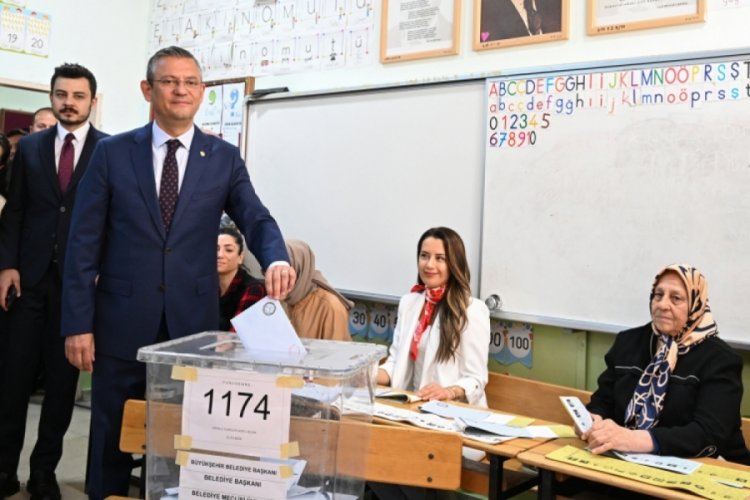 &Ouml;zg&uuml;r &Ouml;zel Manisa'da oy kullandı! "Huzurlu bir se&ccedil;im olsun"