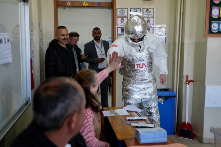 D&uuml;zce'de muay thai milli sporcusu, astronot kost&uuml;m&uuml;yle oy kullandı