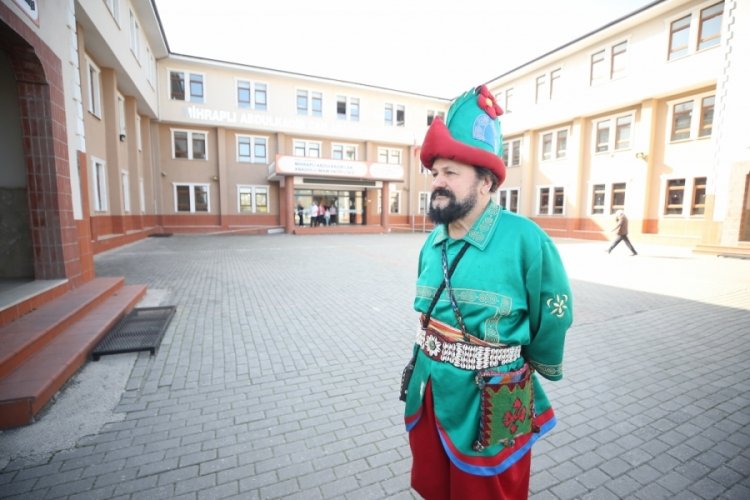 Bursa'da sanat&ccedil;ı B&uuml;lent Akay "Hacivat" kost&uuml;m&uuml;yle oyunu kullandı