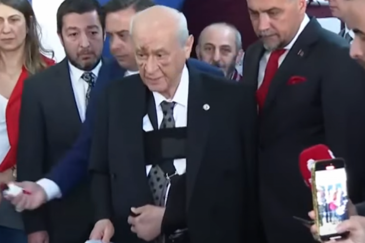 Devlet Bah&ccedil;eli oyunu kullandı