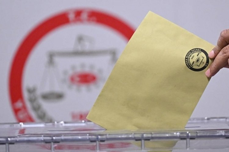 Diyarbakır'da 96 yaşındaki se&ccedil;men oyunu kullandı