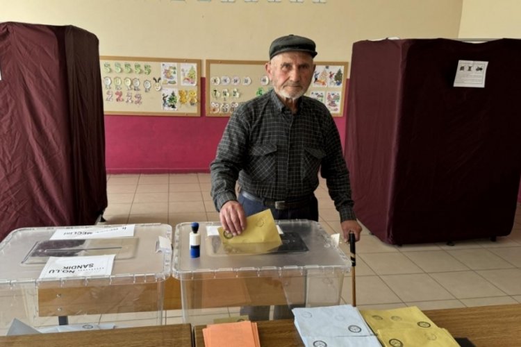 K&ouml;yde tek başına yaşayan vatandaş oyunu kullandı