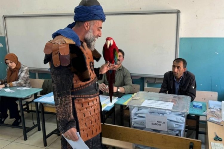 Oy vermeye papağanıyla gitti