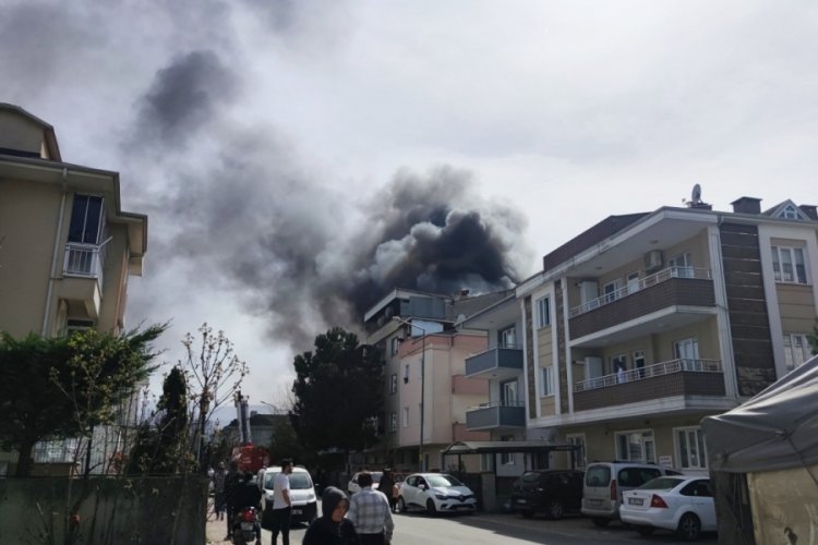 Bursa'da apartmanın &ccedil;atı katında &ccedil;ıkan yangın s&ouml;nd&uuml;r&uuml;ld&uuml;