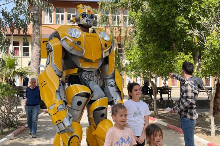 Antalya'da oy kullanmaya, robot film karakteri kost&uuml;m&uuml;yle geldi