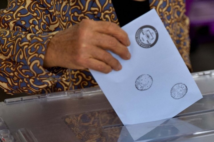 Mersin'de oy kullanırken kalp krizi ge&ccedil;iren kişi &ouml;ld&uuml;