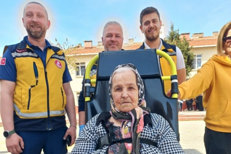 90 yaşında sedye ile oy kullandı