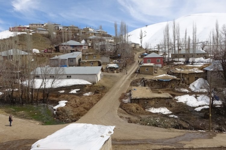 Hakkari'de 150 se&ccedil;men hizmet alamadıklarını belirtip, sandığa gitmedi