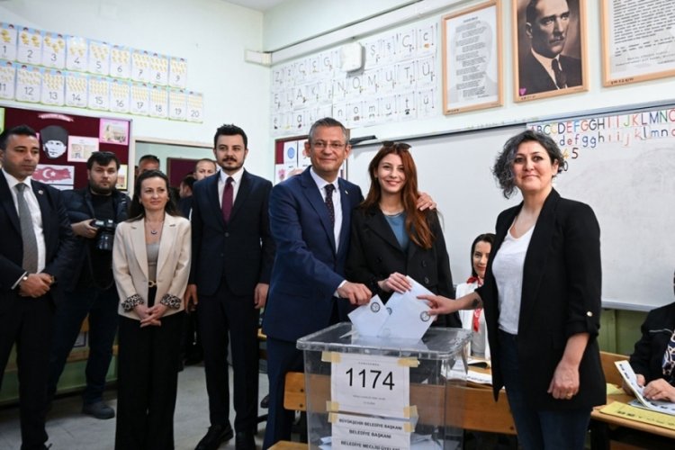 CHP Genel Başkanı &Ouml;zg&uuml;r &Ouml;zel'in sandığından CHP'nin adayı &ccedil;ıktı