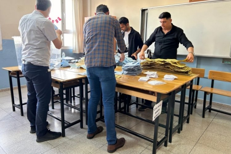 Cemil Tugay oy kullandığı sandıktan 1'inci &ccedil;ıktı