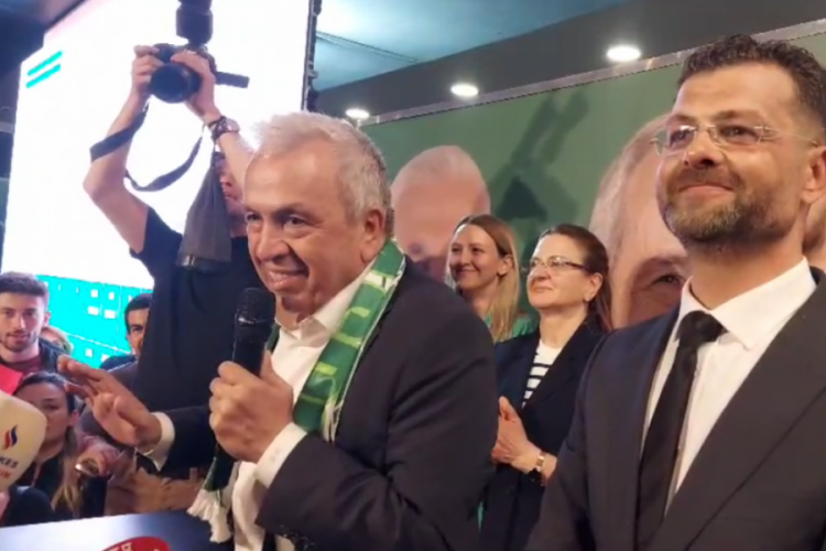Şadi &Ouml;zdemir se&ccedil;im ofisinden seslendi