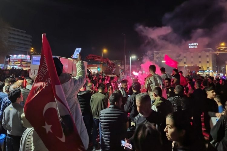 Bursa, Bozbey'in galibiyetini kutluyor