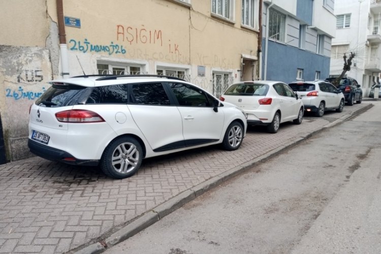 Eskişehir'de kaldırıma park edilen ara&ccedil;lardan yayalara yer kalmadı