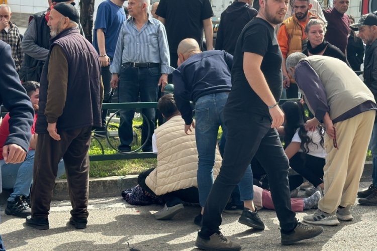 Bursa'da otomobilin &ccedil;arptığı kazada anne &ouml;ld&uuml; iki &ccedil;ocuğu ağır yaralandı
