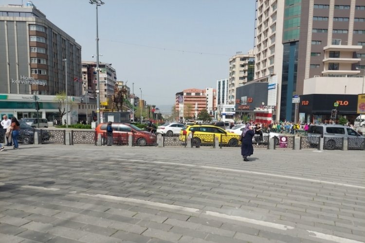 Bursa'da se&ccedil;im standları kaldırıldı, meydanlar rahatladı