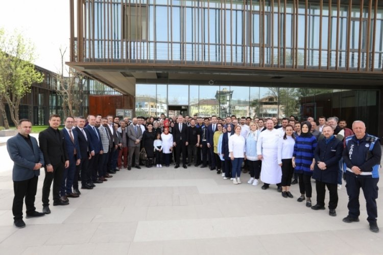 İneg&ouml;l'de personel Alper Taban'ı &ccedil;i&ccedil;eklerle karşıladı