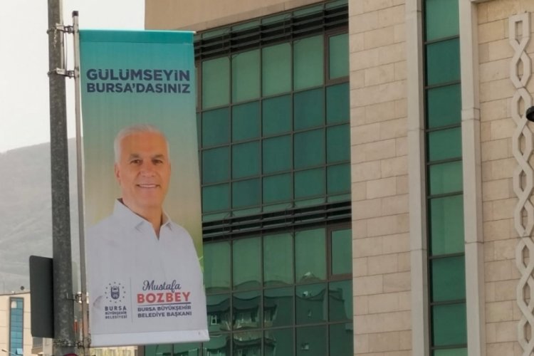Bozbey'in afişleri kentin d&ouml;rt bir yanında