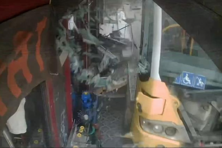 İETT otob&uuml;s&uuml; kaldırımdakilere &ccedil;arptı!