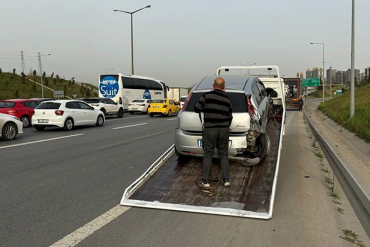 İstanbul'da motosiklet otomobile &ccedil;arptı: 1 kişi hayatını kaybetti