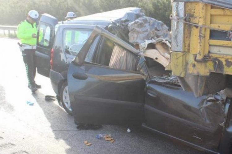 Manisa'da kamyonet TIR'a arkadan &ccedil;arptı: 3 kişi hayatını kaybetti