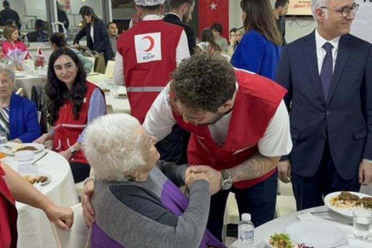 Danilo Zanna huzurevi sakinleri ile iftarda buluştu